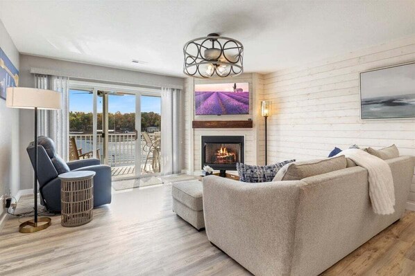 Condo, varias camas, acceso a la alberca (Sunrise and Shine) | Área de sala de estar