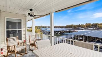 Lejlighed - flere senge - adgang til pool (Sunrise and Shine) | Udendørs spisemuligheder