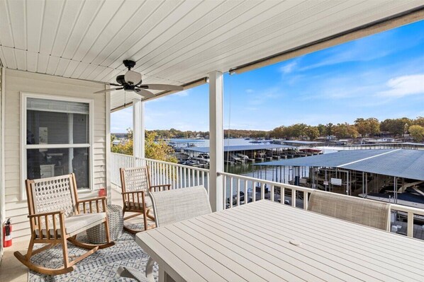 Lejlighed - flere senge - adgang til pool (Sunrise and Shine) | Udendørs spisemuligheder