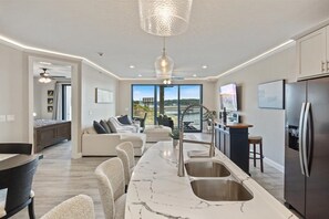 Lägenhet - flera sängar - tillgång till pool (The Nest on 4th) | Vardagsrum