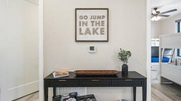 Apartamento, varias camas, acceso a la piscina (The Nest on 4th) | 3 dormitorios, decoración individual, mobiliario individual