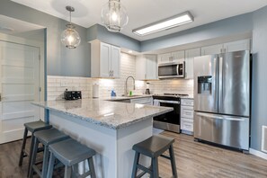 Bloc d'apartaments, diversos llits, pati (Castaway Cove Unit 5) | Cuina privada