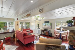 ハウス ベッド (複数台) ジェットバス (Stone Villa Cove) | リビング エリア