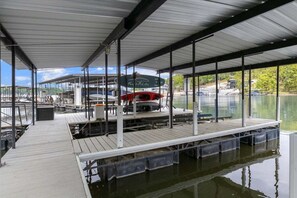Marina - Lakefront Oasis With Skylights & Covered Boat Slip For Extra Adventure (Osage Beach)