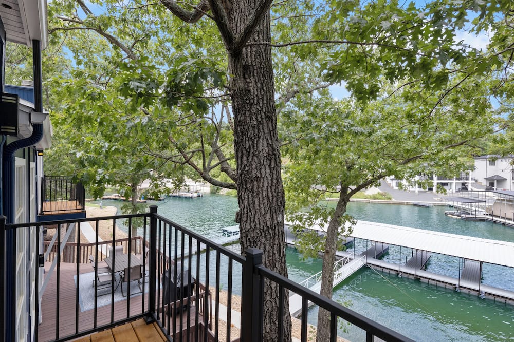 Our Cove Retreat - Perfect for Wave-free Swimming, Tanning & Prime Location Fun! - Iberia, MO