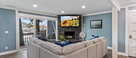 Apartment, Mehrere Betten, Terrasse (Castaway Cove Unit 2) | Wohnbereich