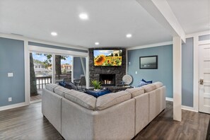 Condo, varias camas, patio (Castaway Cove Unit 2) | Área de sala de estar