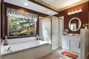 House, Multiple Beds, Hot Tub (Red Barn Manor Suites) | Bathroom