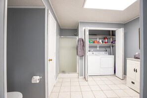 Casa, varias camas, patio (Lakation At Waters Edge) | Lavandería