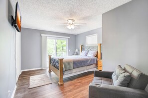 Hus, flere senger, terrasse (Lakation At Waters Edge) | 3 soverom, individuelt dekorert, individuelt innredet og sengetøy