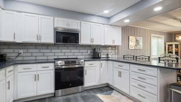 Ferienhaus, Mehrere Betten, Terrasse (Lakation At Waters Edge) | Eigene KĂŒche