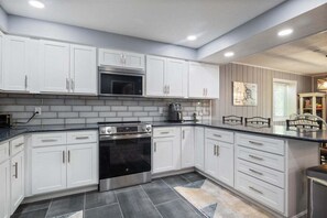 Hus, flere senger, terrasse (Lakation At Waters Edge) | Eget kjøkken