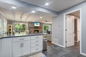 บ้านพัก, หลายเตียง, ลานระเบียง (Lakation At Waters Edge) | ภายใน