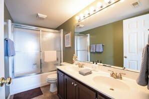 Condo, varias camas, patio (Happy Hollow) | Baño | Toallas 