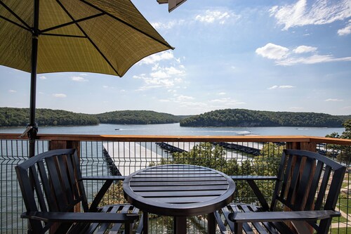 Amazing Lake Views With Pool, Loft, & Balcony