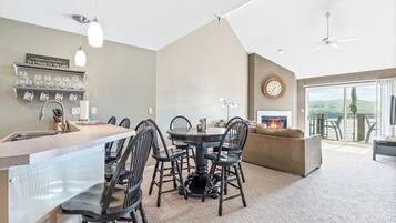 Apartment, Mehrere Betten, Terrasse (Happy Hollow) | 2 Schlafzimmer, individuell dekoriert, individuell eingerichtet