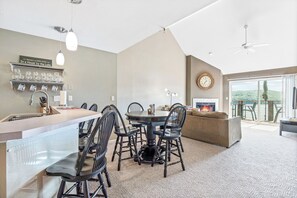 公寓式客房, 多张床, 露台 (Happy Hollow) | 2 多间卧室、特色装修、特色家居