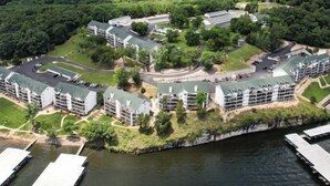Un complexe hôtelier comprenant plusieurs bâtiments, un quai et un lac.