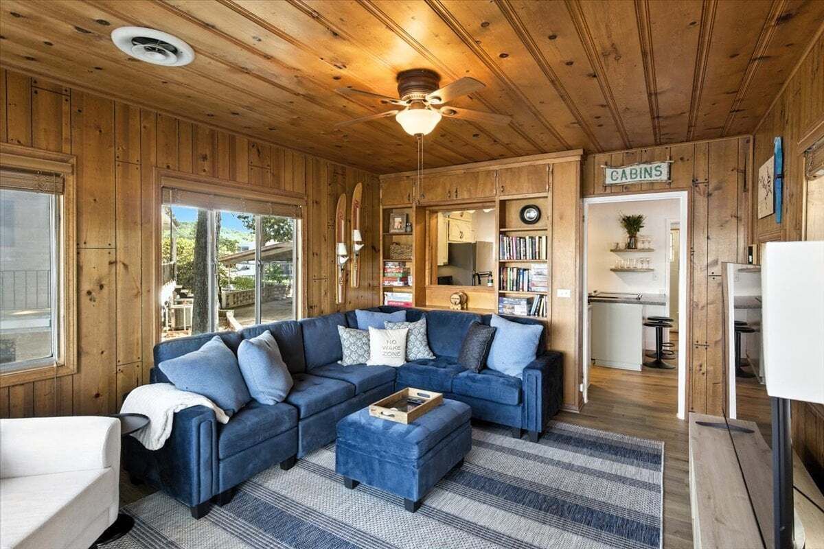 House, Berbilang Katil, Patio (The Blue Bird) | Ruang tamu