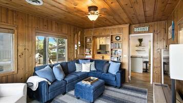 Maison, plusieurs lits, patio (The Blue Bird) | Coin séjour