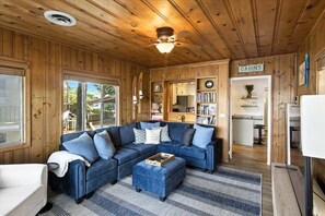 Casa, varias camas, patio (The Blue Bird) | Área de sala de estar