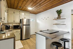 Rumah, Beberapa Tempat Tidur, patio (The Blue Bird) | Dapur pribadi