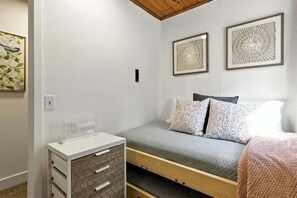 منزل - عدة أسرّة - برواق (The Blue Bird) | 3 عدّة غرف نوم وبديكورات فريدة لكل غرفة وطراز فريد لكل وحدة