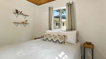 House, Multiple Beds, Patio (The Blue Bird) | 3 bedrooms, individually decorated, individually furnished, bed sheets