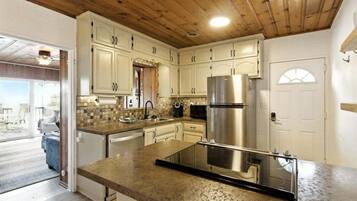 House, Multiple Beds, Patio (The Blue Bird) | Private kitchen