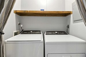 منزل - عدة أسرّة - برواق (The Blue Bird) | غسيل الملابس