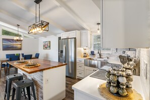 Casa, várias camas, varanda (Ozark Family Fun) | Cozinha privada