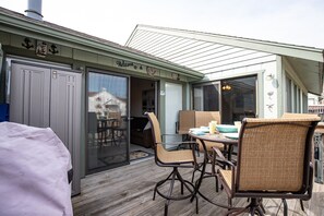 Condo, 2 camas Queen size, acceso a la alberca (Pelican Point) | Restaurante al aire libre