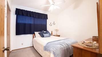 Apartment, 2 Queen-Betten, Poolzugang (Pelican Point) | 2 Schlafzimmer, individuell dekoriert, individuell eingerichtet