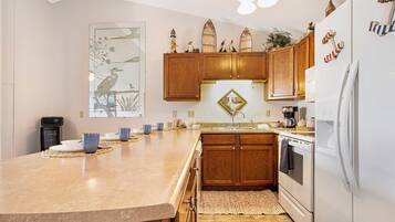 Condo, 2 giường cỡ queen, có thể sử dụng hồ bơi (Pelican Point) | Bếp riêng