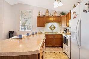 Condo, 2 Queen Beds, Pool Access (Pelican Point) | Private kitchen