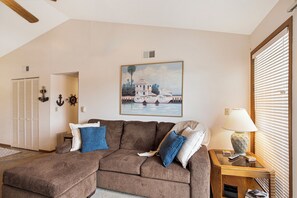 콘도, 퀸사이즈침대 2개, 수영장 이용 (Pelican Point) | 거실 공간