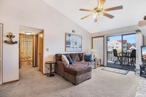 콘도, 퀸사이즈침대 2개, 수영장 이용 (Pelican Point) | 거실 공간