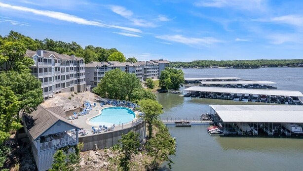 Un hôtel doté d’une piscine, de bateaux amarrés et offrant une vue sur l’eau.