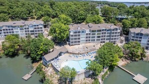 Un hôtel comprenant plusieurs bâtiments, une piscine et un quai.