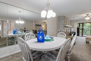 콘도, 침대(여러 개), 파티오 (The Splash Pad) | 3 개의 침실, 각각 다른 스타일의 인테리어, 각각 다르게 가구 비치, 침대 시트