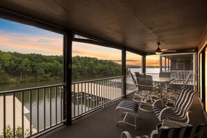 Apartment, Mehrere Betten, Terrasse (The Splash Pad) | Speisen im Freien