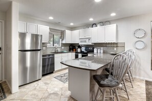 Kondominium, Beberapa Tempat Tidur, patio (The Splash Pad) | Dapur pribadi