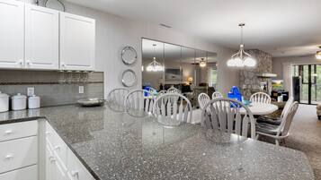 3 عدّة غرف نوم وبديكورات فريدة لكل غرفة وطراز فريد لكل وحدة