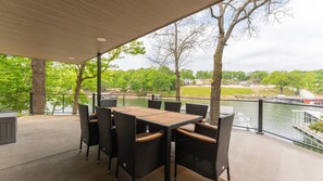 Outdoor dining - Amazing Lakefront Paradise With Perfect Location (Osage Beach)