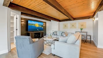 Hus - flere senge - terrasse (Backwater Bliss) | Opholdsområde