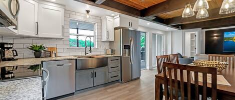 Hus, flere senger, terrasse (Backwater Bliss) | Eget kjøkken