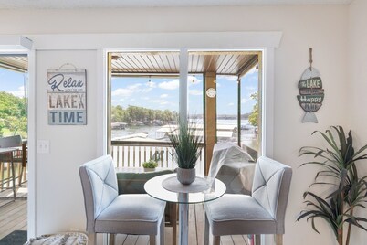 Lakefront Couple Retreat Near Hot Spots and Dining