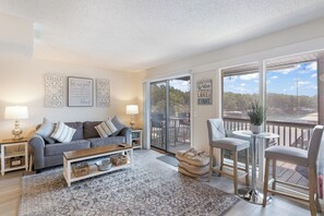 Living area - Lakefront Couple Retreat Near Hot Spots and Dining (Lake Ozark)