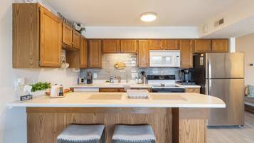 Condo, 1 Queen Bed with Sofa bed, Pool Access (Wren's Nest for Two) | Private kitchen
