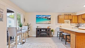 Condo, 1 Queen Bed with Sofa bed, Pool Access (Wren's Nest for Two) | Interior